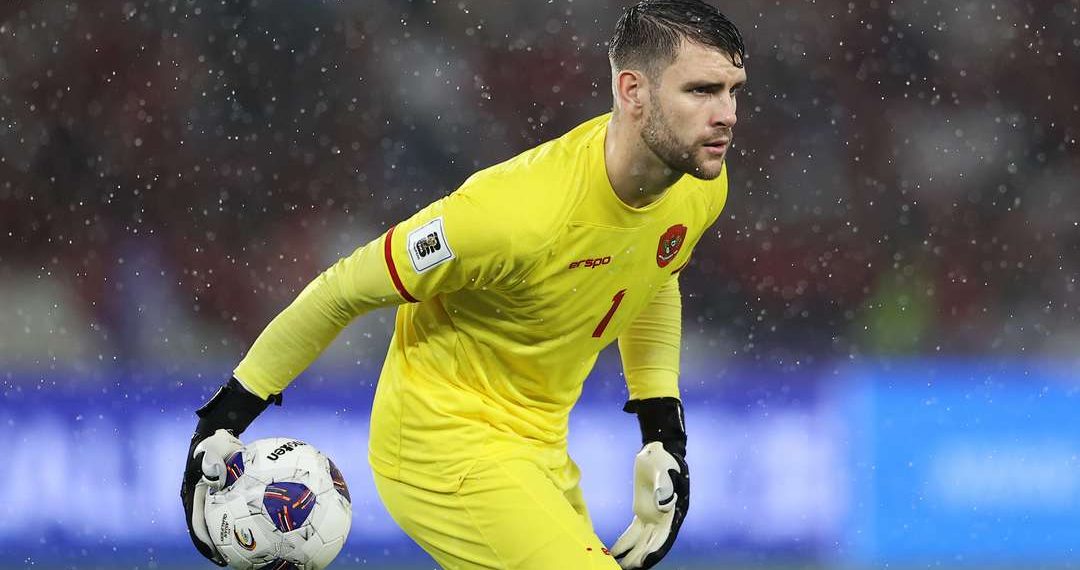 Maarten Paes mengenakan jersey Timnas Indonesia, menciptakan suasana haru karena dia absen dalam jadwal FIFA Matchday September. (Sumber: Getty Images)