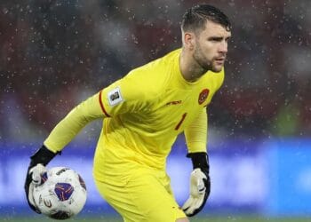 Maarten Paes mengenakan jersey Timnas Indonesia, menciptakan suasana haru karena dia absen dalam jadwal FIFA Matchday September. (Sumber: Getty Images)