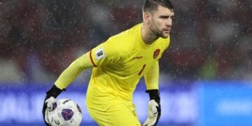 Maarten Paes mengenakan jersey Timnas Indonesia, menciptakan suasana haru karena dia absen dalam jadwal FIFA Matchday September. (Sumber: Getty Images)