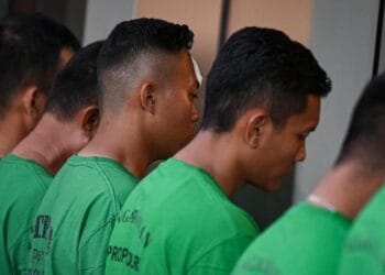 Foto ini memperlihatkan tujuh anggota Brimob yang diperiksa Divisi Propam atas kasus pelindasan Affan Kurniawan. Mereka tampak mengenakan baju tahanan berwarna hijau. (Sumber: ANTARA/Fauzan)