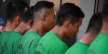 Foto ini memperlihatkan tujuh anggota Brimob yang diperiksa Divisi Propam atas kasus pelindasan Affan Kurniawan. Mereka tampak mengenakan baju tahanan berwarna hijau. (Sumber: ANTARA/Fauzan)