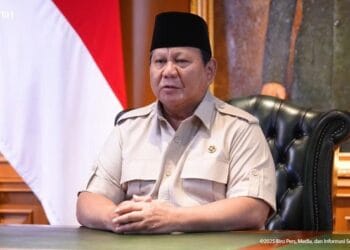 Presiden Prabowo Subianto berbicara serius sambil mengenakan pakaian resmi—mewakili kesungguhan penuh empati dalam pernyataannya atas insiden tragis. (Sumber: Sekretariat Kepresidenan)