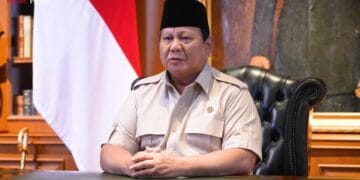Presiden Prabowo Subianto berbicara serius sambil mengenakan pakaian resmi—mewakili kesungguhan penuh empati dalam pernyataannya atas insiden tragis. (Sumber: Sekretariat Kepresidenan)