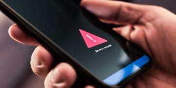 Masih ragu mau ganti HP? Coba cek 6 tanda ini dulu: mulai dari performa lemot, aplikasi ngadat, baterai cepat drop, memori padat, nggak bisa update, hingga biaya servis tinggi—bikin keputusan belinya lebih bijak. Sumber: DrOwl