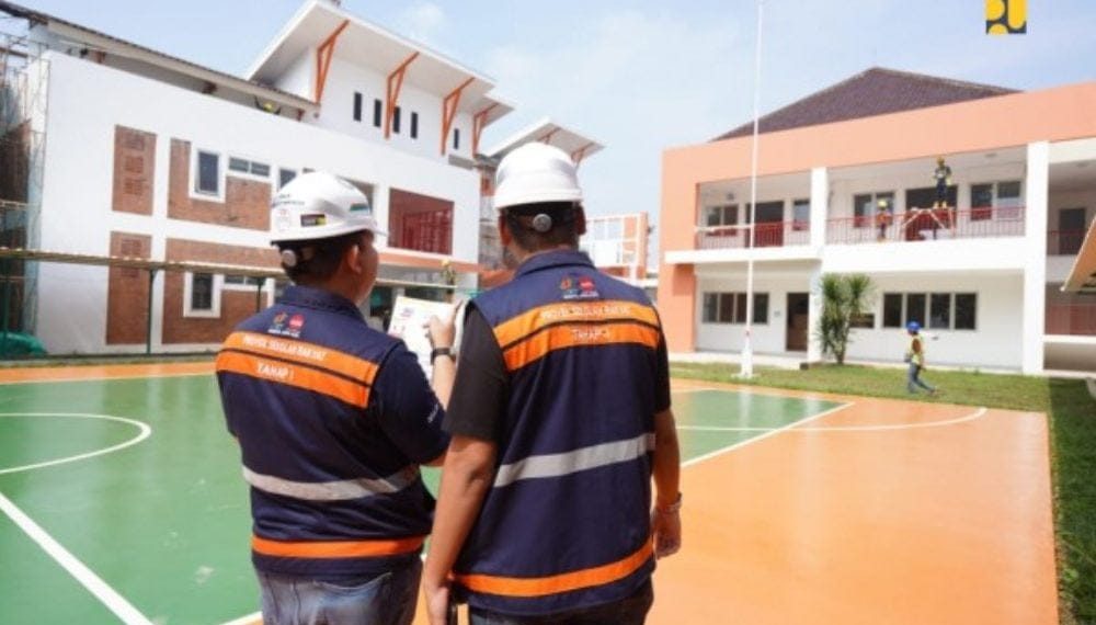Pekerja sedang menyelesaikan gedung Sekolah Rakyat di Cimahi, menjelang tahap akhir pembangunan. (Sumber: Kementerian PU)