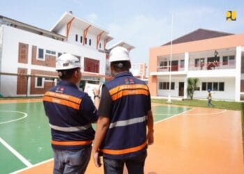 Pekerja sedang menyelesaikan gedung Sekolah Rakyat di Cimahi, menjelang tahap akhir pembangunan. (Sumber: Kementerian PU)