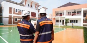 Pekerja sedang menyelesaikan gedung Sekolah Rakyat di Cimahi, menjelang tahap akhir pembangunan. (Sumber: Kementerian PU)