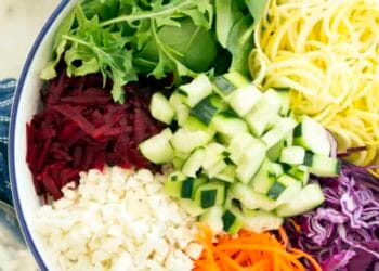 Mangkok salad berisi sayur-sayuran segar seperti wortel, kubis, dan selada yang sangat pas untuk menu sehat harian. (Sumber: The Harvest Kitchen via web)