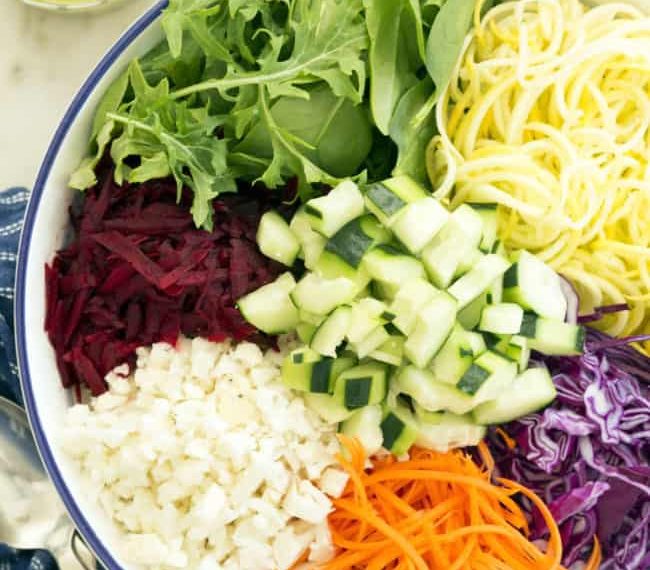 Mangkok salad berisi sayur-sayuran segar seperti wortel, kubis, dan selada yang sangat pas untuk menu sehat harian. (Sumber: The Harvest Kitchen via web)