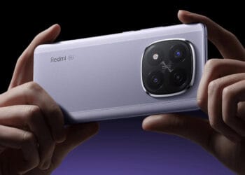 Tampilan belakang Redmi Note 15 Pro (atau Pro Plus) dengan modul tiga kamera vertikal yang ikonik, bodi melengkung, dan desain yang terlihat elegan namun tangguh.