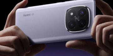 Tampilan belakang Redmi Note 15 Pro (atau Pro Plus) dengan modul tiga kamera vertikal yang ikonik, bodi melengkung, dan desain yang terlihat elegan namun tangguh.