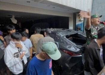 Foto tampak suasana saat massa menyerbu dan mengambil barang dari rumah Ahmad Sahroni. (Sumber: Detik.com)