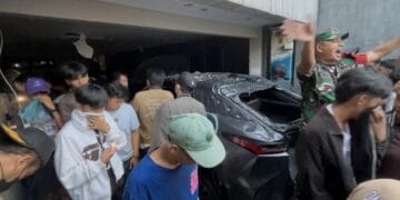 Foto tampak suasana saat massa menyerbu dan mengambil barang dari rumah Ahmad Sahroni. (Sumber: Detik.com)