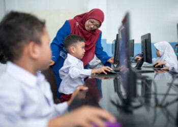 Upaya Kemdikdasmen menyediakan akses internet untuk 300 ribu sekolah hingga akhir 2025 sebagai bagian dari digitalisasi pendidikan, dilengkapi perangkat, konten, dan pelatihan guru. iStock/Muhammad Hudari
