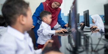 Upaya Kemdikdasmen menyediakan akses internet untuk 300 ribu sekolah hingga akhir 2025 sebagai bagian dari digitalisasi pendidikan, dilengkapi perangkat, konten, dan pelatihan guru. iStock/Muhammad Hudari