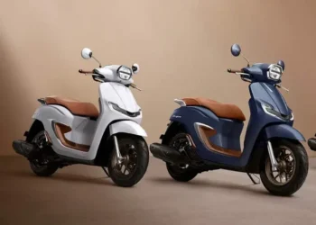 Honda Stylo 160 varian Royal Matte Blue, terlihat elegan dengan lapisan matte dominan, sentuhan silver di beberapa bagian, serta jok dan dek bernuansa coklat. (Sumber: tmcblog.com)