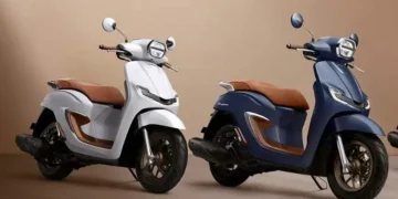 Honda Stylo 160 varian Royal Matte Blue, terlihat elegan dengan lapisan matte dominan, sentuhan silver di beberapa bagian, serta jok dan dek bernuansa coklat. (Sumber: tmcblog.com)