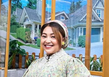 Mpok Alpa semasa aktif berkarya, terlihat penuh semangat dalam sebuah acara komedi. Sumber: Instagram/Nina_mpokalpa (diakses via Brilio)