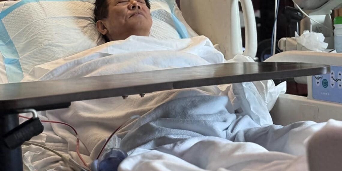 Jet Li terlihat terbaring di ranjang rumah sakit, mengenakan masker medis. Foto: 360.com