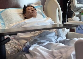 Jet Li terlihat terbaring di ranjang rumah sakit, mengenakan masker medis. Foto: 360.com