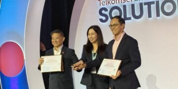 Wong Soon Nam dari Telkomsel dan Oliver Jay dari OpenAI berjabat tangan usai penandatanganan Nota Kesepahaman—simbol nyata kolaborasi strategis AI dalam membangun masa depan digital Indonesia. (Sumber: Wong Soon Nam dari Telkomsel dan Oliver Jay dari OpenAI berjabat tangan usai penandatanganan Nota Kesepahaman—simbol nyata kolaborasi strategis AI dalam membangun masa depan digital Indonesia. (Sumber: Wong Soon Nam dari Telkomsel dan Oliver Jay dari OpenAI berjabat tangan usai penandatanganan Nota Kesepahaman—simbol nyata kolaborasi strategis AI dalam membangun masa depan digital Indonesia.)