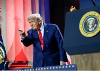 Donald Trump dan Volodymyr Zelensky bertemu di Gedung Putih, suasana tampak serius—mencerminkan pentingnya isu NATO dan penyelesaian perang Ukraina. (Foto: Gedung Putih)