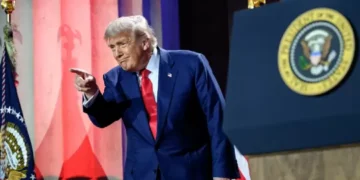 Donald Trump dan Volodymyr Zelensky bertemu di Gedung Putih, suasana tampak serius—mencerminkan pentingnya isu NATO dan penyelesaian perang Ukraina. (Foto: Gedung Putih)