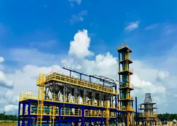 Ilustrasi pembangunan kilang minyak modular, pilihan cepat dan efisien pemerintah untuk mengurangi ketergantungan impor BBM dan memperkuat ketahanan energi nasional.