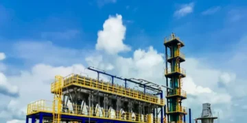 Ilustrasi pembangunan kilang minyak modular, pilihan cepat dan efisien pemerintah untuk mengurangi ketergantungan impor BBM dan memperkuat ketahanan energi nasional.