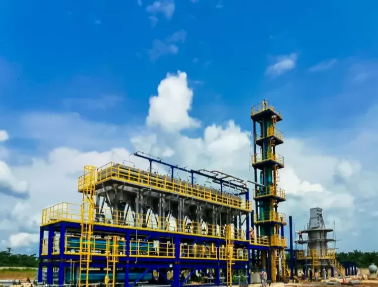 Ilustrasi pembangunan kilang minyak modular, pilihan cepat dan efisien pemerintah untuk mengurangi ketergantungan impor BBM dan memperkuat ketahanan energi nasional.