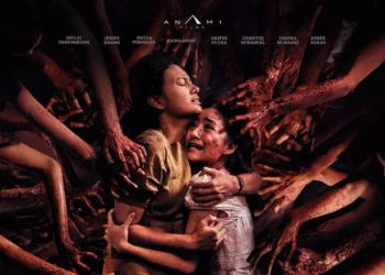Poster Labinak: Mereka Ada di Sini menampilkan siluet keluarga Bhairawa di balik bayangan menakutkan—menyiratkan teror yang berakar di balik kemewahan dan prestise.(Sumber: Instagram @filmlabinak_official)