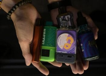 Berbagai perangkat vape sekali pakai (termasuk K-pods) ditampilkan—ilustrasi penyalahgunaan vape yang disisipkan etomidate dan menjadi perhatian otoritas Singapura. ((Sumber: CNA/Zamzahuri Abas)