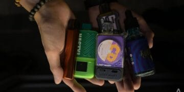 Berbagai perangkat vape sekali pakai (termasuk K-pods) ditampilkan—ilustrasi penyalahgunaan vape yang disisipkan etomidate dan menjadi perhatian otoritas Singapura. ((Sumber: CNA/Zamzahuri Abas)