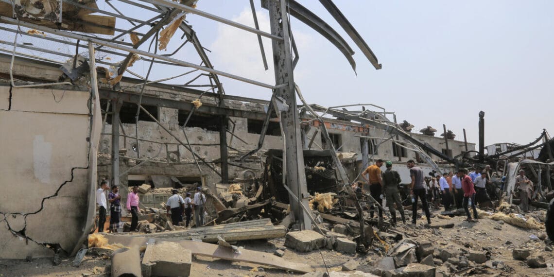 Serangan Mencekam: PM Houthi Tewas Dalam Serangan Udara Israel di Sanaa Reruntuhan bangunan setelah serangan udara di Sanaa. (Sumber: Reuters)