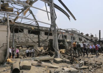 Reruntuhan bangunan setelah serangan udara di Sanaa. (Sumber: Reuters)