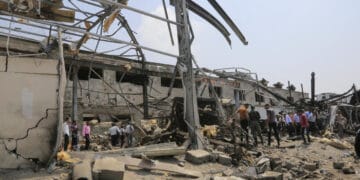 Reruntuhan bangunan setelah serangan udara di Sanaa. (Sumber: Reuters)