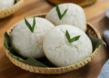 Resep kue apem tradisional dari 500 gram tepung beras dengan tambahan tape singkong. Hasilnya empuk, berserat, wangi kelapa, dan cocok untuk sajian keluarga. (Sumber: Shutterstock)