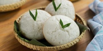 Resep kue apem tradisional dari 500 gram tepung beras dengan tambahan tape singkong. Hasilnya empuk, berserat, wangi kelapa, dan cocok untuk sajian keluarga. (Sumber: Shutterstock)
