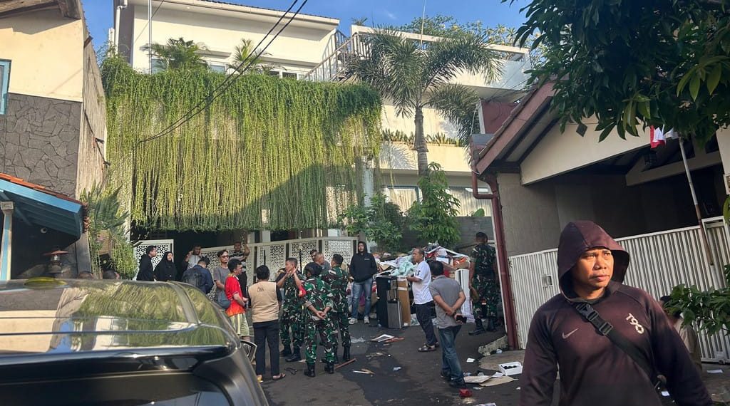 massa menggeruduk dan menjarah salah satu rumah pejabat. (Sumber: Kumparan)