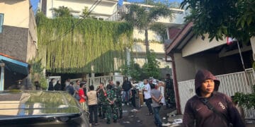 massa menggeruduk dan menjarah salah satu rumah pejabat. (Sumber: Kumparan)