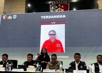 Polisi memamerkan foto Laras Faizati, tersangka dugaan provokasi melalui media sosial selama demonstrasi dengan potensi membakar Mabes Polri. (Foto: Rayyan Farhansyah/kumparan)