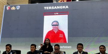 Polisi memamerkan foto Laras Faizati, tersangka dugaan provokasi melalui media sosial selama demonstrasi dengan potensi membakar Mabes Polri. (Foto: Rayyan Farhansyah/kumparan)