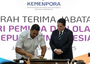 Dalam acara sertijab Menpora, Dito Ariotedjo menyelipkan pertanyaan tentang ijazah Erick Thohir di depan Roy Suryo, menambah suasana ringan di tengah formalitas serah terima jabatan. Foto: Fauzan/ANTARA FOTO