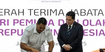 Dalam acara sertijab Menpora, Dito Ariotedjo menyelipkan pertanyaan tentang ijazah Erick Thohir di depan Roy Suryo, menambah suasana ringan di tengah formalitas serah terima jabatan. Foto: Fauzan/ANTARA FOTO