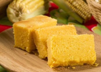 Bolu jagung kukus lembut dengan warna kuning alami dan topping keju parut (Sumber: shutterstock.com/g/BrazilPhotos)