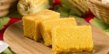 Bolu jagung kukus lembut dengan warna kuning alami dan topping keju parut (Sumber: shutterstock.com/g/BrazilPhotos)