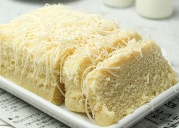 Bolu keju kukus lembut dengan taburan keju melimpah. (Sumber: fimela.com)