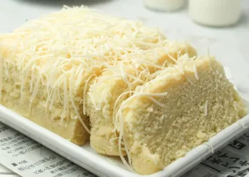 Resep bolu susu lembut tanpa mixer dan tanpa oven, mudah dibuat dengan bahan sederhana. Hasilnya empuk, manis, dan gurih cocok untuk camilan keluarga. (Sumber: Shutterstock / Anjarsari laofiati putri)