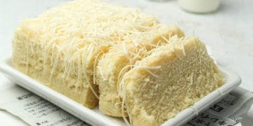 Bolu keju kukus lembut dengan taburan keju melimpah. (Sumber: fimela.com)