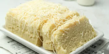 Resep bolu susu lembut tanpa mixer dan tanpa oven, mudah dibuat dengan bahan sederhana. Hasilnya empuk, manis, dan gurih cocok untuk camilan keluarga. (Sumber: Shutterstock / Anjarsari laofiati putri)